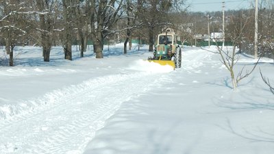 На Черкащині фермер розчищає село від заметів трактором, яким обробляв поля На Черкащині фермер розчищає село від заметів трактором, яким обробляв поля