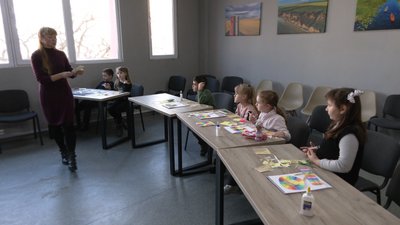 В Івано-Франківську запрацював художній гурток для дітей-переселенців В Івано-Франківську запрацював художній гурток для дітей-переселенців