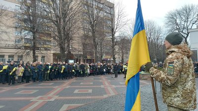 Містяни прийшли з квітами до пам'ятника Героям Небесної сотні у Хмельницькому Містяни прийшли з квітами до пам'ятника Героям Небесної сотні у Хмельницькому