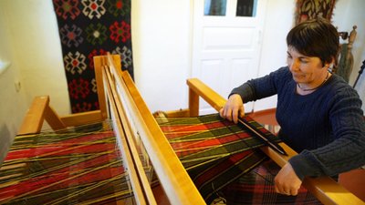 Гроші на ЗСУ: на Вінничичні проводять майстер-класи у музеї ткацтва Гроші на ЗСУ: на Вінничичні проводять майстер-класи у музеї ткацтва