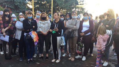 На Тернопільщині батьки вимагають не закривати школи і садочки На Тернопільщині батьки вимагають не закривати школи і садочки