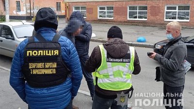 Хмельницькому педагогу, підозрюваному в збуті наркотиків, обрали запобіжний захід
