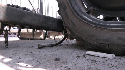Вибили вікно та підірвали трактор: у Харкові пошкодили техніку ринку "Барабашово"