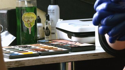 В Одесі професійна гримерка створила камуфляжну фарбу для військових. ВІДЕО В Одесі професійна гримерка створила камуфляжну фарбу для військових. ВІДЕО