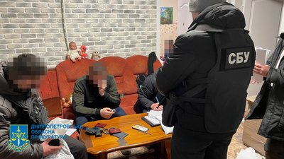 На Дніпропетровщині поліцейського підозрюють у вимаганні хабарів за неперешкоджання роботі сайту