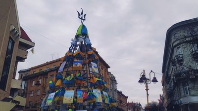 В Івано-Франківську завершили оздоблення "Ялинки перемоги". Що про неї думають містяни