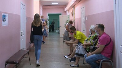 Пацієнти Чернігівської міської лікарні №1 переукладають декларації з лікарями: чи є черги Пацієнти Чернігівської міської лікарні №1 переукладають декларації з лікарями: чи є черги