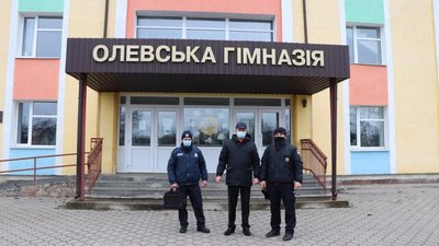 На Житомирщині шукають вандалів, які пошкодили нові вікна та паркан у навчальному закладі На Житомирщині шукають вандалів, які пошкодили нові вікна та паркан у навчальному закладі