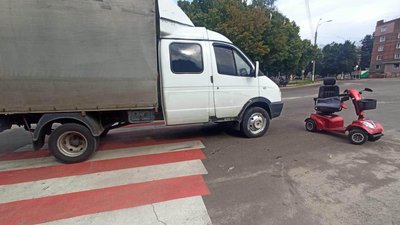 "Скоїв наїзд на пішохідному переході". У Шостці на Сумщині в ДТП травмувалася жінка