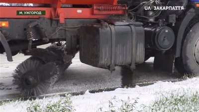 10 снігоприбиральних машин чистять вулиці Ужгорода 10 снігоприбиральних машин чистять вулиці Ужгорода