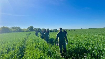 У селі на Волині впродовж ночі шукали трирічних двійнят, які зникли з подвір'я У селі на Волині впродовж ночі шукали трирічних двійнят, які зникли з подвір'я