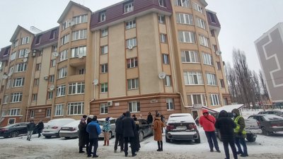 У Рівному мешканці будинку перекривали вулицю. В чому проблема та як реагує мер У Рівному мешканці будинку перекривали вулицю. В чому проблема та як реагує мер