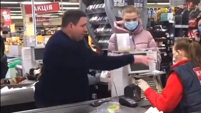 Полтавська поліція повідомила про підозру чоловікові, що жбурляв монети у продавчиню