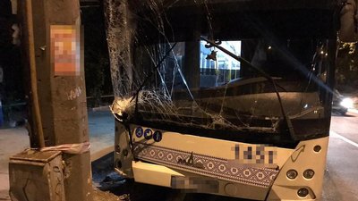 У Запоріжжі муніципальний автобус врізався в електроопору