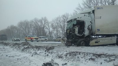 На трасі у Харківській області зіткнулися дві вантажівки та авто: двоє водіїв загинули На трасі у Харківській області зіткнулися дві вантажівки та авто: двоє водіїв загинули