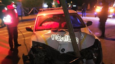 У Хмельницькому поліцейська автівка в'їхала у світлофор, у результаті ДТП травмувався водій