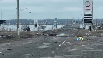 Напівзруйнований Антонівський міст на якому, ймовірно, розташовувався один з блокпостів росіян. Напівзруйнований Антонівський міст на якому, ймовірно, розташовувався один з блокпостів росіян.