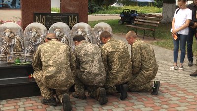 У Ружині на Житомирщині сім'ям загиблих військових вручили "Ікони пам'яті" У Ружині на Житомирщині сім'ям загиблих військових вручили "Ікони пам'яті"