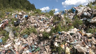 Місцеві жителі перекривали дорогу та чергували цілодобово біля сміттєзвалища, щоб туди не заїжджали машини з відходами Місцеві жителі перекривали дорогу та чергували цілодобово біля сміттєзвалища, щоб туди не заїжджали машини з відходами
