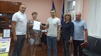 Лікарю з Онуфріївської громади на Кіровоградщині вручили ордер на двокімнатну квартиру