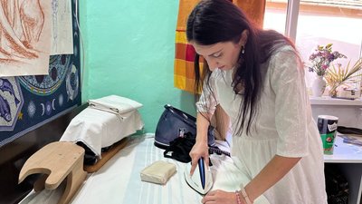Аптечки для військових шиють волонтери в Мукачеві