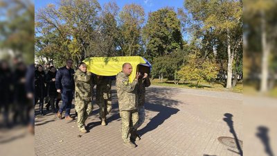 У Чернігові провели в останню путь штурмана авіації полковника Олега Шупіка У Чернігові провели в останню путь штурмана авіації полковника Олега Шупіка