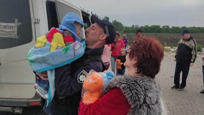 Поліцейські Дніпропетровщини допомогли евакуюватися 40 жителям Бахмута