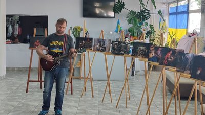 "Маємо не мовчати": у Черкасах презентували виставку про оборонців Маріуполя "Маємо не мовчати": у Черкасах презентували виставку про оборонців Маріуполя