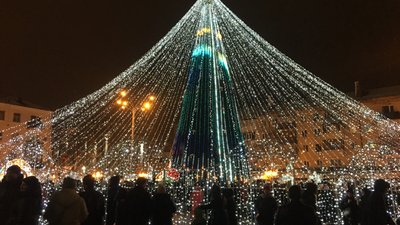 У Полтаві відкрили головну новорічну ялинку У Полтаві відкрили головну новорічну ялинку