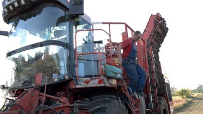 Механізатор Андрій Чернюк
