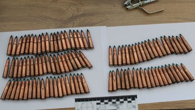 На Житомирщині поліцейські затримали чоловіка, який продавав гранати та набої На Житомирщині поліцейські затримали чоловіка, який продавав гранати та набої