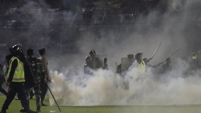 В Індонезії після футбольного матчу виникла бійка між уболівальниками, загинули 130 людей