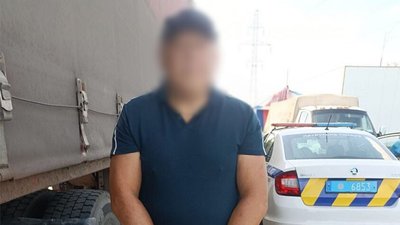 У Києві до 5 років в'язниці засудили іноземця, який пограбував торговця на ринку