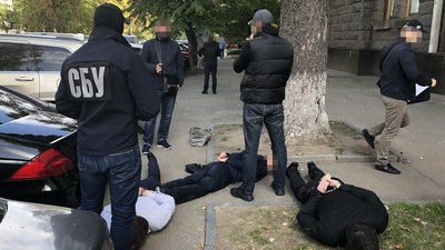 СБУ затримала шахраїв, які продавали посади помічників депутата