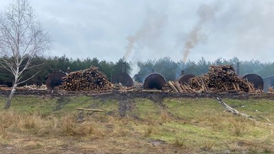 Випалювали вугілля: поліція розслідує факт забруднення повітря на Рівненщині