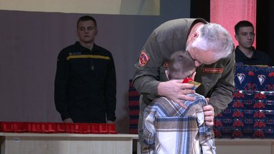 Пам'ять про рідних: у Черкасах дітям загиблих захисників вручили обереги "Батьківське серце" Пам'ять про рідних: у Черкасах дітям загиблих захисників вручили обереги "Батьківське серце"