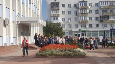 Жителі Овруцької громади зібралися біля міськради, аби отримати роз'яснення щодо чорнобильських нарахувань Жителі Овруцької громади зібралися біля міськради, аби отримати роз'яснення щодо чорнобильських нарахувань