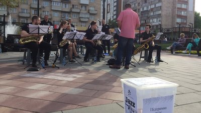 Джаз просто неба: в Черкасах відбувся концерт на підтримку ЗСУ Джаз просто неба: в Черкасах відбувся концерт на підтримку ЗСУ