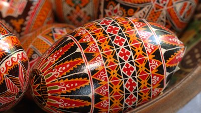 Традиційна писанка з прикарпатського села Космач розписана яскравими жовтогарячими кольорами