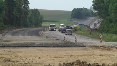 Дорогу Житомир-Чернівці при в'їзді до Хмельницького з боку Старокостянтинова розширять та зроблять на чотири смуги. Фото: Суспільне. Дорогу Житомир-Чернівці при в'їзді до Хмельницького з боку Старокостянтинова розширять та зроблять на чотири смуги. Фото: Суспільне.