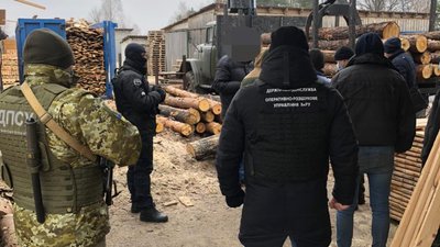 Вилучають деревину і бурштин: на Волині масові обшуки на пилорамах Вилучають деревину і бурштин: на Волині масові обшуки на пилорамах