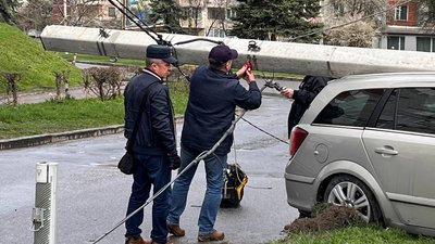 Працівники міського РЕМу працюють на місці події Працівники міського РЕМу працюють на місці події