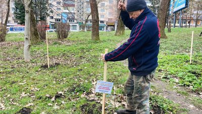 "Дихай вільно": в Тернополі просвітяни з переселенцями посадили дерева "Дихай вільно": в Тернополі просвітяни з переселенцями посадили дерева