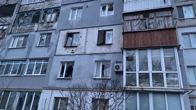 Через обстріли військами РФ Херсонської громади, одна людина знаходиться під завалами будинку