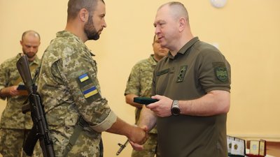 Голова ДПСУ відвідав позиції на Бахмутському й Лиманському напрямках та вручив нагороди