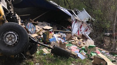 На трасі Чернівці-Житомир перекинулась вантажівка — рух ускладнено