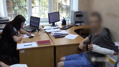 У Сумах на чоловіка напали у під'їзді та побили — нападників затримали У Сумах на чоловіка напали у під'їзді та побили — нападників затримали