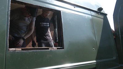 Готують до бою. Як волонтери "Безпеки Богородчан" лагодять автомобілі для потреб українських воїнів Готують до бою. Як волонтери "Безпеки Богородчан" лагодять автомобілі для потреб українських воїнів