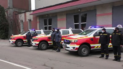 Нові аварійно-рятувальні автомобілі отримали три районні підрозділи рятувальників