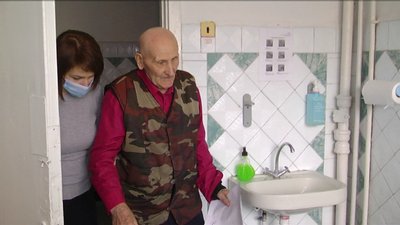 Вакциною Pfizer щеплюють працівників та мешканціів Вінницького геріатричного пансіонату Вакциною Pfizer щеплюють працівників та мешканціів Вінницького геріатричного пансіонату